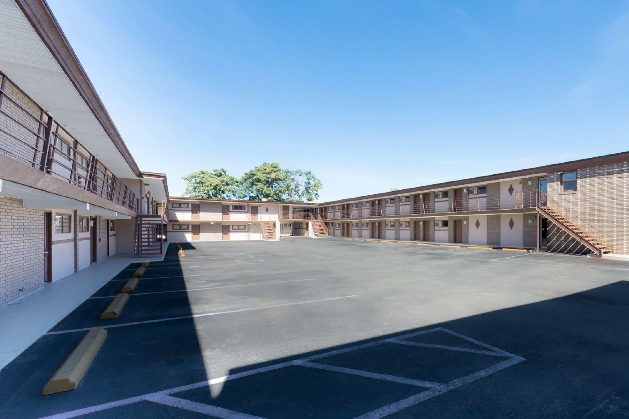 Super 8 By Wyndham Hotel